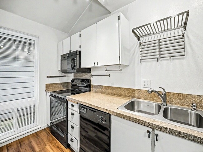 Building Photo - Spacious 2-Story Condo in a Quiet, Well-Located Community!