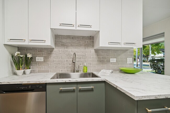 Building Photo - 801 E Miner St