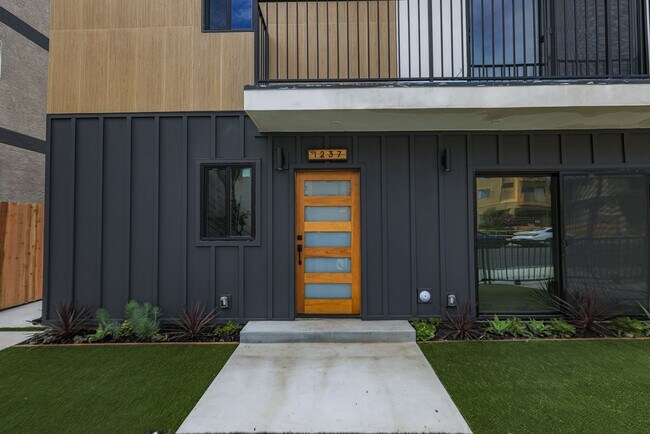 Building Photo - 1237 N Orange Dr