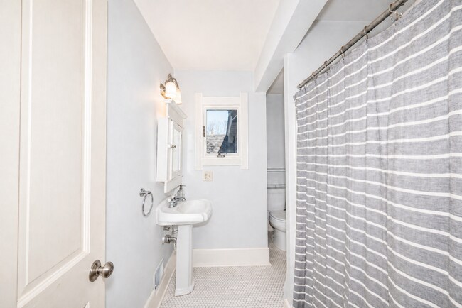 Building Photo - 114 E Johnson St