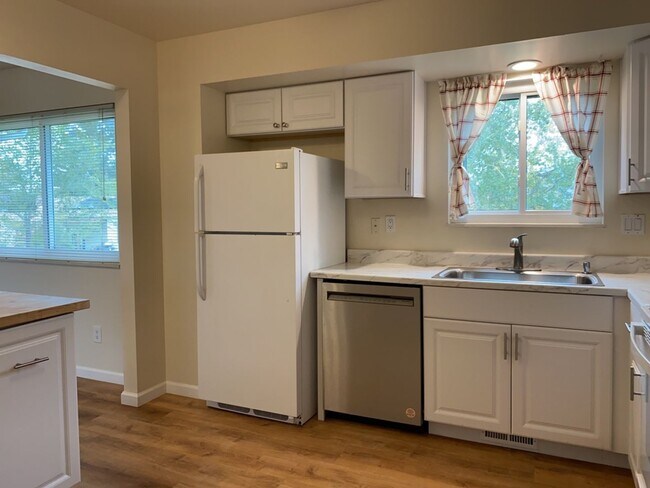 Building Photo - Spacious West-Side Tri-Level Home
