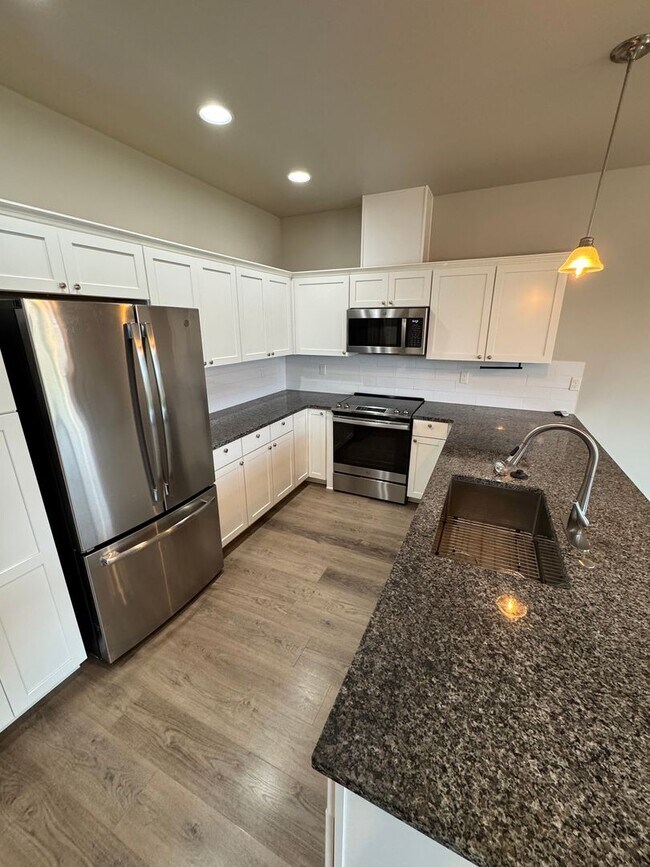 Building Photo - Stunning 3-Bedroom Home with Modern Comforts in a Quiet Neighborhood