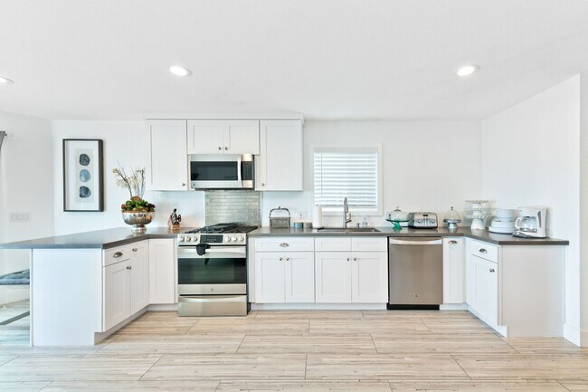 Building Photo - Fully Furnished, Oceanfront Boardwalk in Newport Beach