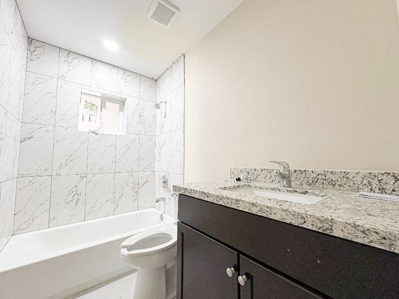 Building Photo - 1530 W 4th Pl