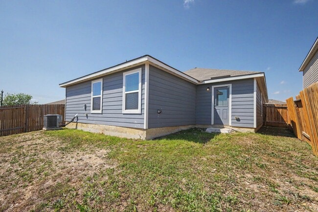 Building Photo - 3 Bed / 2 Bath in Luckey Ranch – Hardwood Floors + Fridge, W/D Included