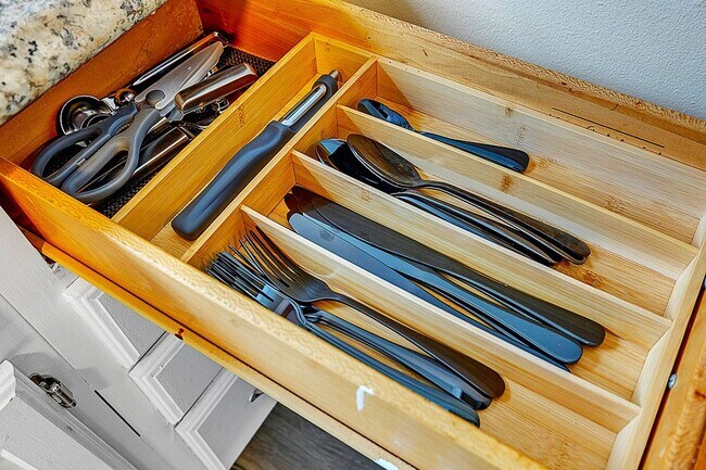 Building Photo - 3 BED 1 BATH SINGLE FAMILY HOME IN BEAUTIFUL SOUTH EUCLID