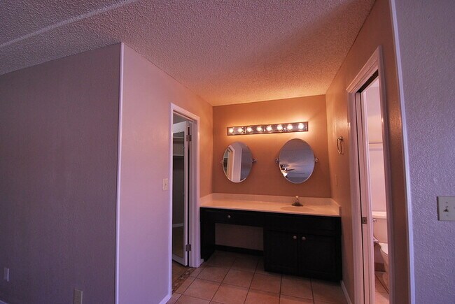 Building Photo - Single Family Home