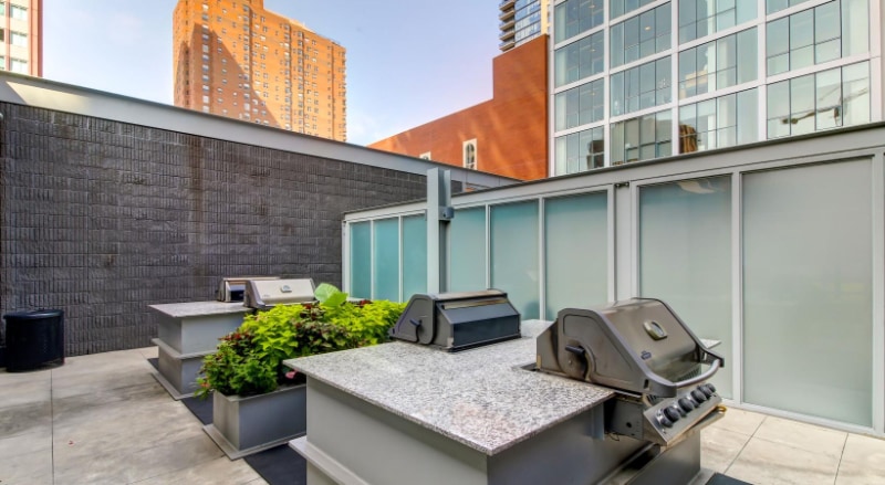 Building Photo - 136 W Chicago Ave