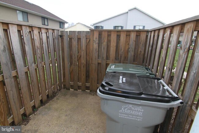 Building Photo - 9008 Sandalwood Dr