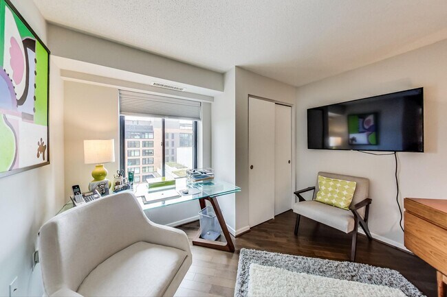 Building Photo - 2-bedroom, 1-bath condo in the sought-afte...
