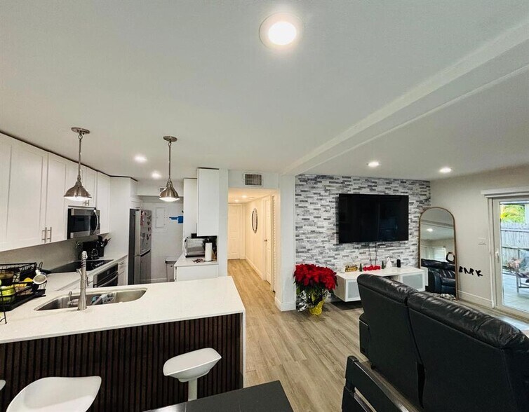 Building Photo - 8000 NW 74th Ter