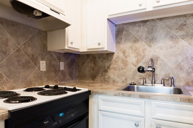 Building Photo - 2100 Tanglewilde St