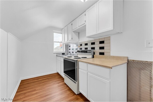Building Photo - 5910 Laverne Ave