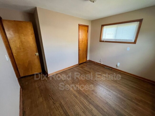 Building Photo - 52 Van Buren Dr