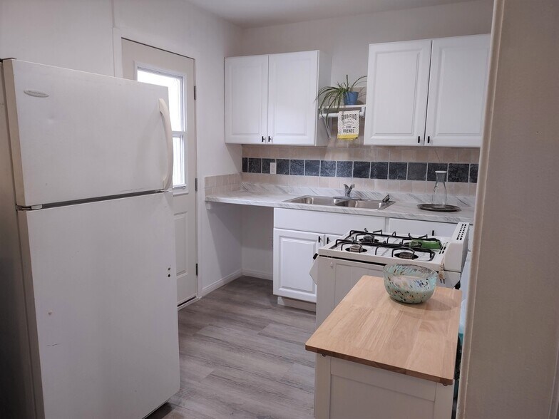 Kitchen - 202 N Florence St
