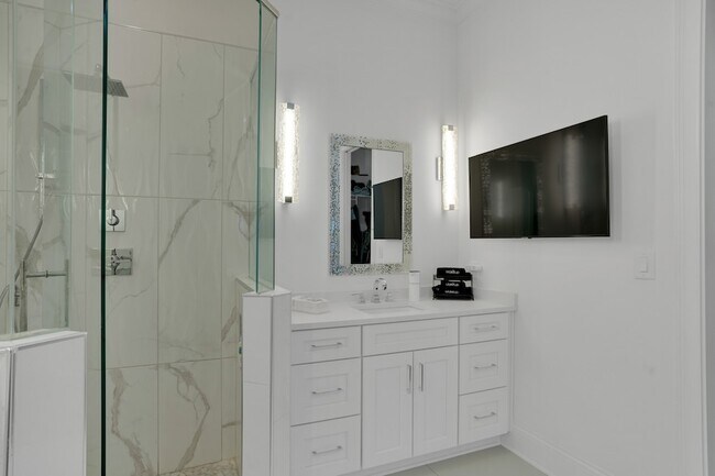 Building Photo - 1024 Club View Dr