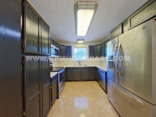 Building Photo - Crestview Charm: 4 Bedroom Home with Hard Floors and Fenced Yard!