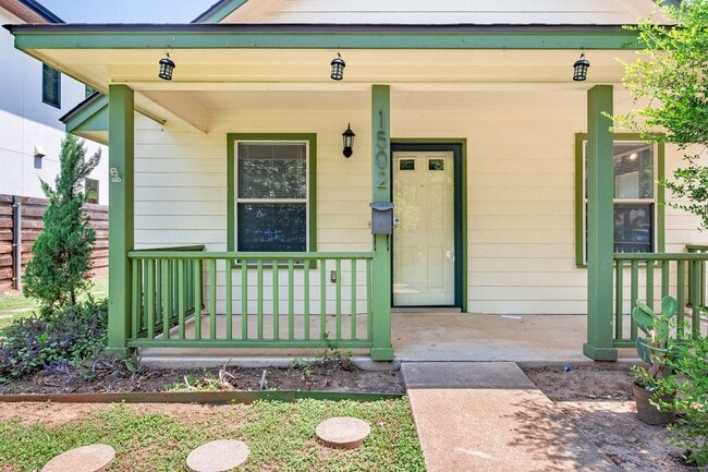 Building Photo - Charming East Austin 2 Bedroom, 2 Bath Home off of Cesar Chavez