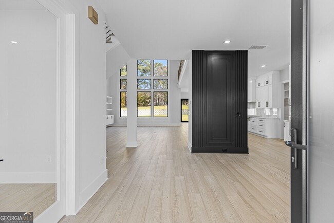 Building Photo - 555 Versailles Dr