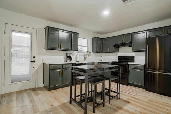 Building Photo - 323 Celia Cir