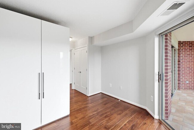 Building Photo - 2121 Jamieson Ave