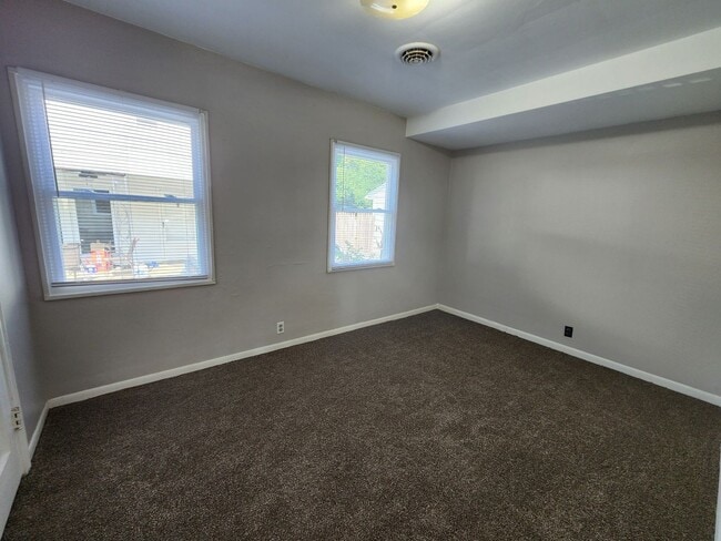 Building Photo - Charming Large 3 Bedroom Home in a Great N...