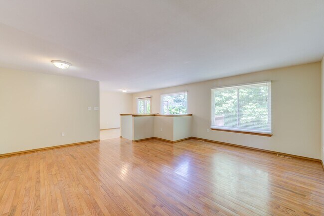 Building Photo - 650 Top Notch Ln