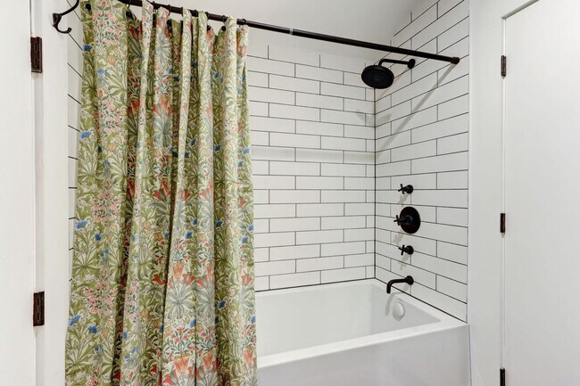 Building Photo - 415 Whitaker St