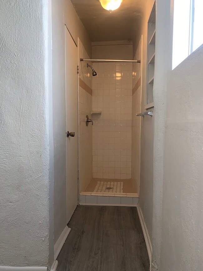 Building Photo - Downtown 1 Bedroom 1 Bath Bungalow