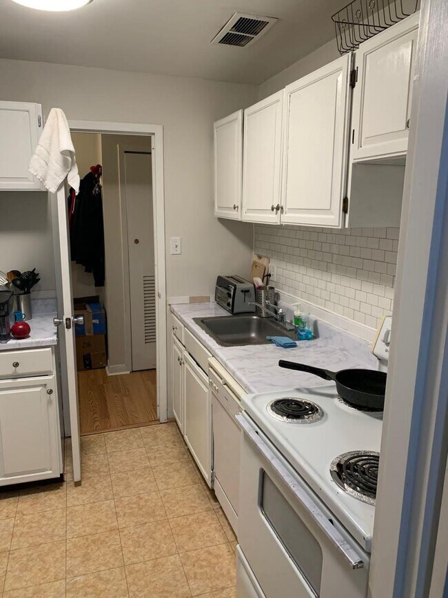 Kitchen 2 - 3101 S Manchester St