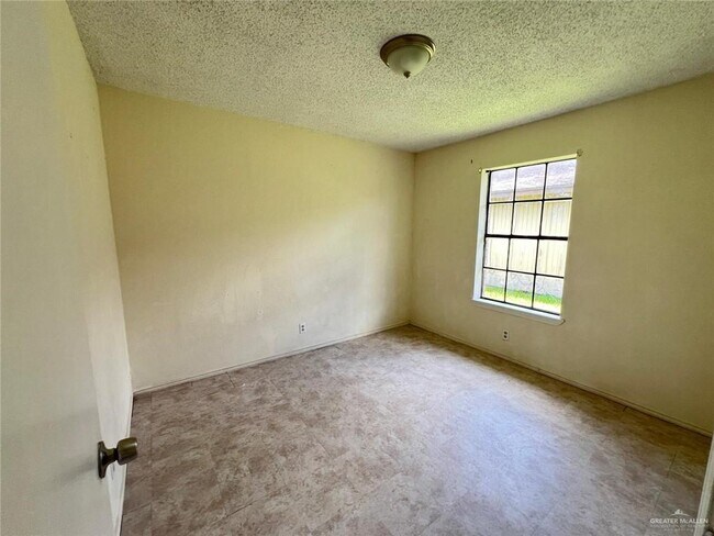 Building Photo - 207 N Cougar St