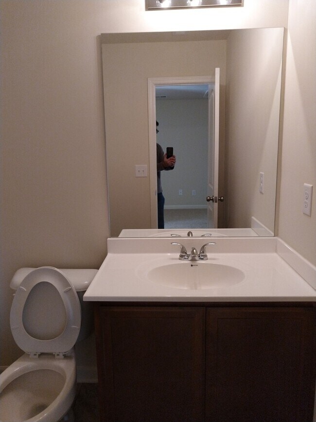Building Photo - 3 bed/ 2.5 bath!!!