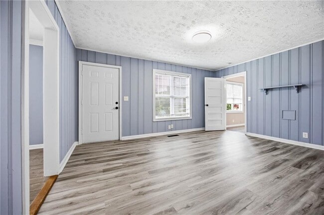 Building Photo - 421 E Crogan St