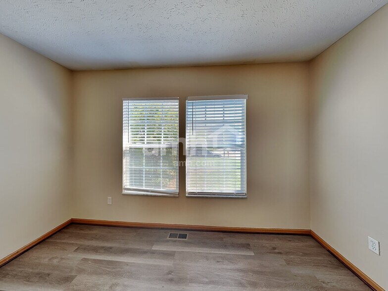 Building Photo - 3939 Eastrise Dr