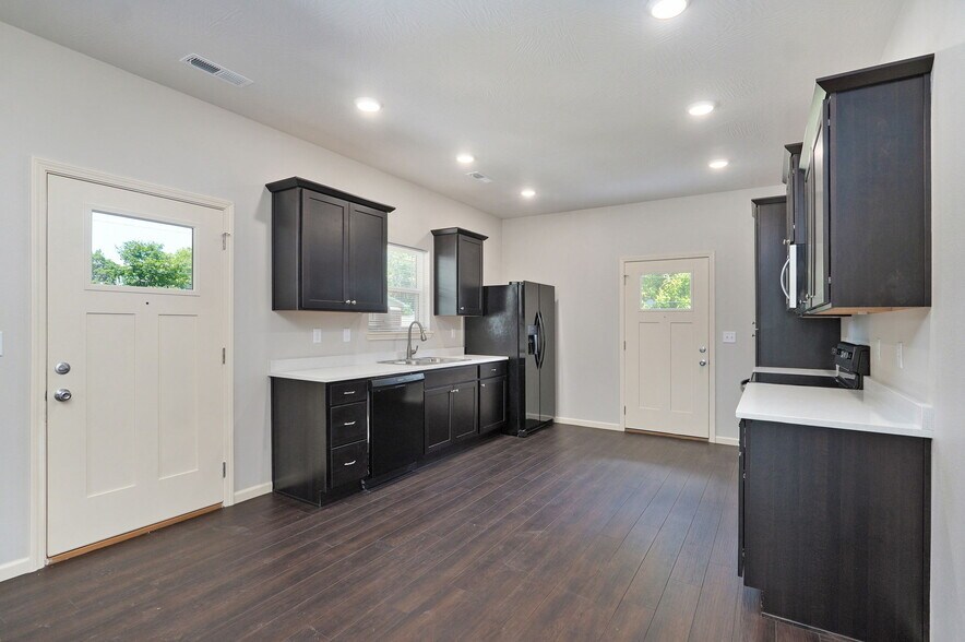 Primary Photo - 1320 E Elm St