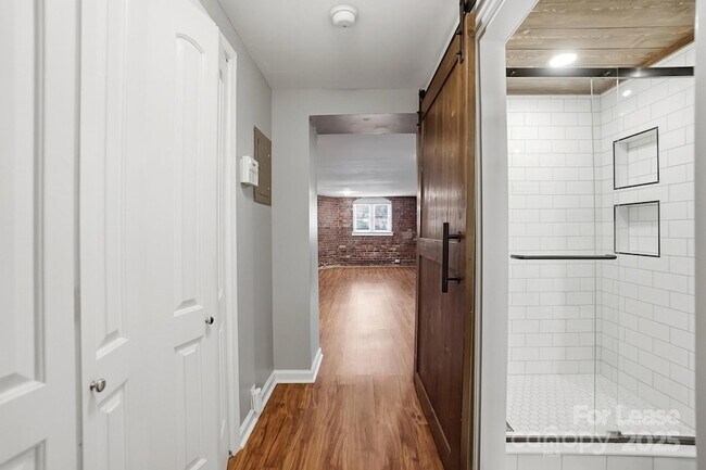 Building Photo - 229 N Poplar St