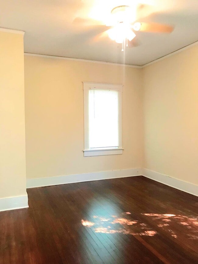 Building Photo - 2 Bedroom 1 Bath Home