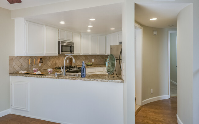 Building Photo - Beautiful Redondo Beach Townhouse