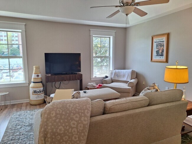 Building Photo - Walking distance to UT