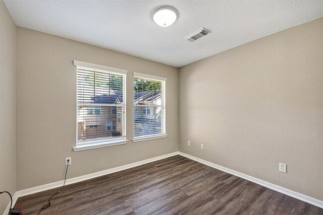Building Photo - 77 Woodlily Pl