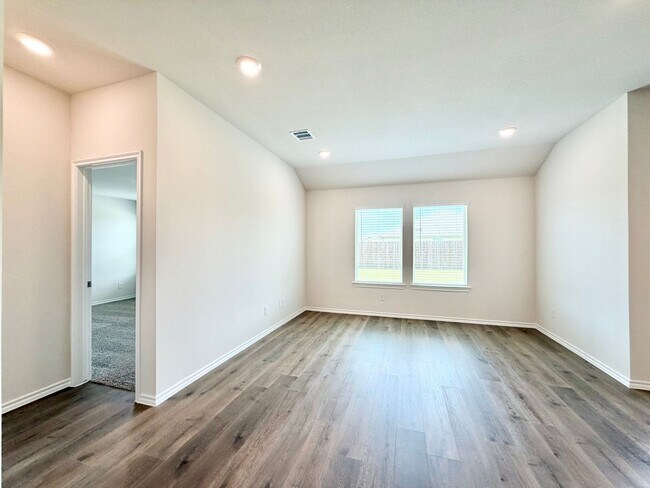 Building Photo - 1116 Riverbrook Ln
