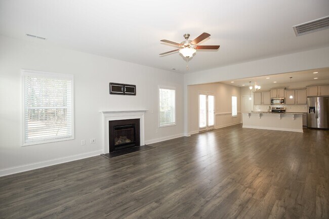 Building Photo - Charming 4 Bedroom Rental Home with Spacio...