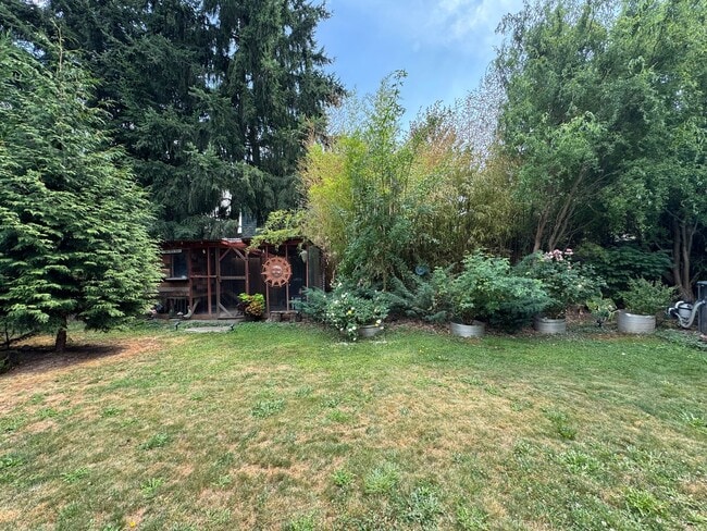 Building Photo - Spacious 4-Bedroom Home with Multiple Livi...
