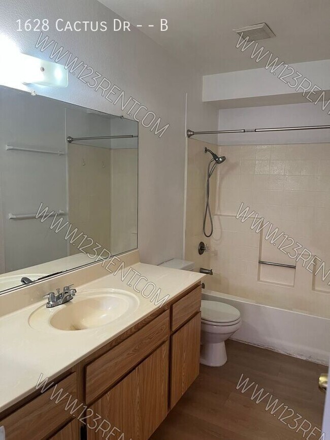 Building Photo - 1628 Cactus Dr