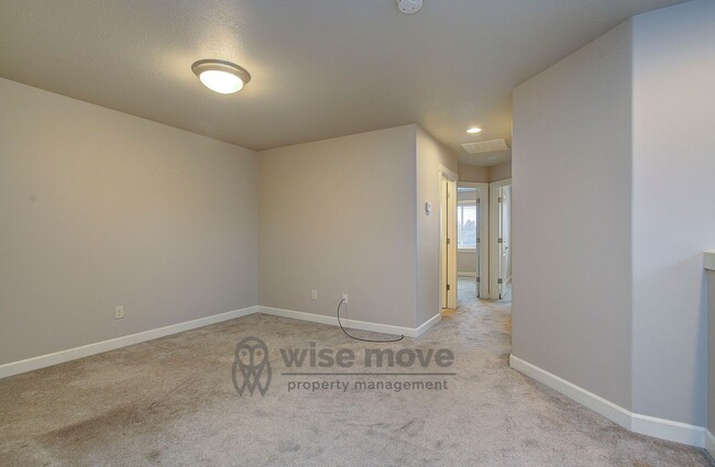 Building Photo - Fisher's Landing 3 Bedroom Upscale Townhouse