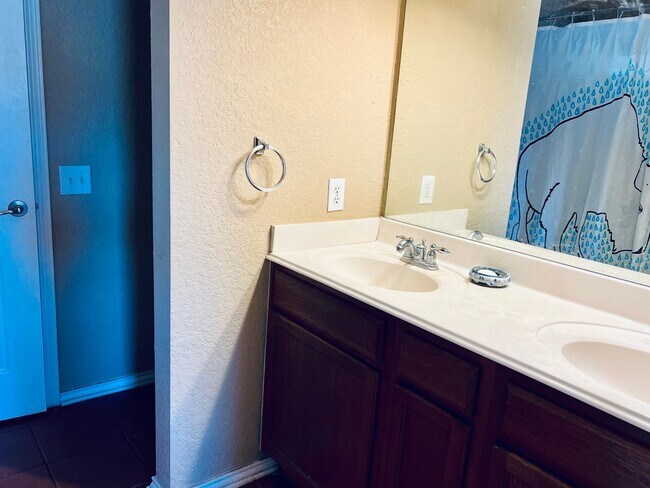 Building Photo - Two Bedroom Townhouse, Great Location!