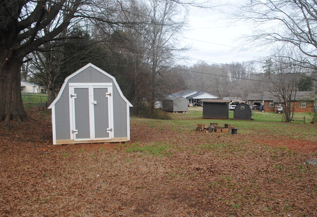 Wired shed/outbuilding, large back yard - 370 West Ave