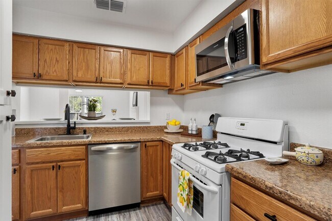 Building Photo - 6909 Woodhue Dr