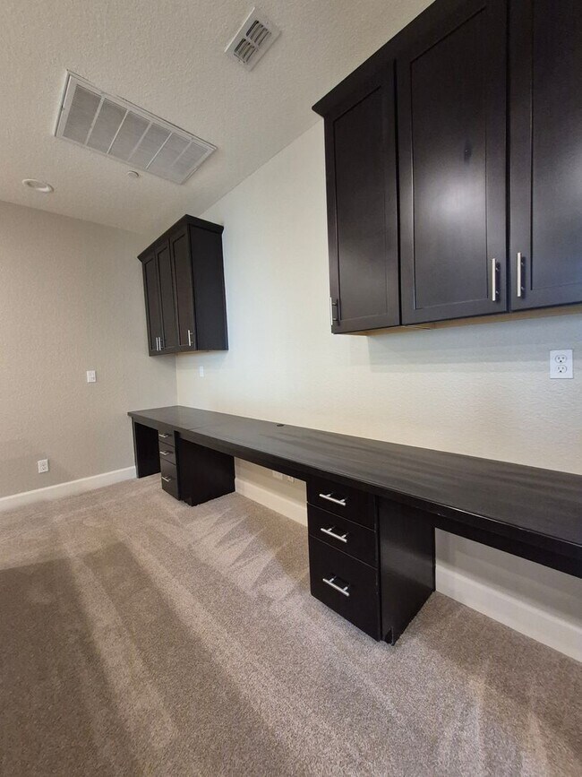 Building Photo - Gorgeous 4bd/2.5ba Two Story Home In Roseville!