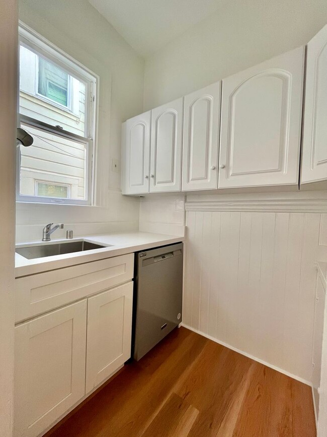 Building Photo - Stunning Edwardian Flat with a Backyard